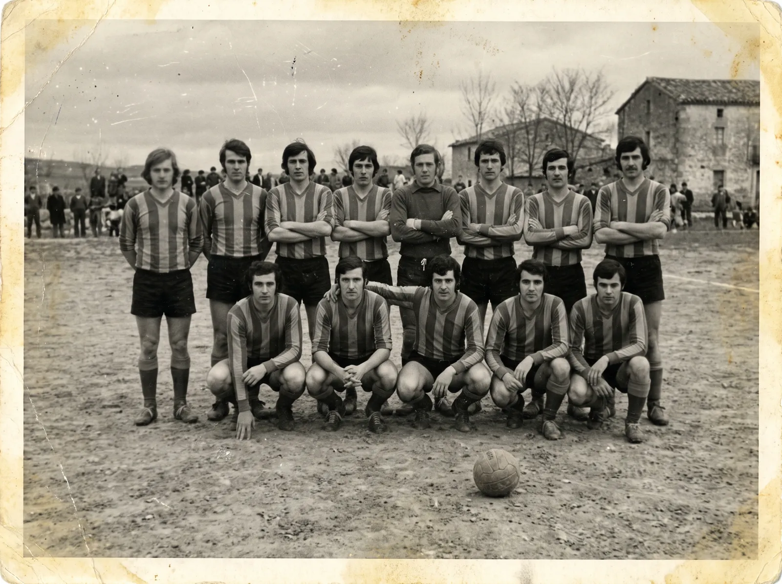 Formazione storica del club schierata su un campo in terra battuta, fotografia d'epoca in bianco e nero